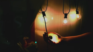 ไฟห้อยระย้าโซล่าเซลล์ แสงเหลือง พร้อมรีโมทคอนโทรล ยาว3.5M/5M/10M/20M ไฟประดับตกแต่งโซล่าเซลล์ รองรับพลังงานแสงอาทิตย์และการชาร์จ USB โหมดแสงสว่าง 8 โหมด เปิดปิดอัตโนมัติ กันน้ำIP65 เส้นหนาทนทาน ไฟแต่งสวน คริสต์มาส ปาร์ตี้