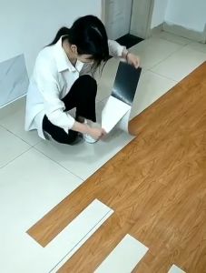 Lantai Vinil Motif Kayu: Pilihan Terbaik untuk Lantai Non-Perekat