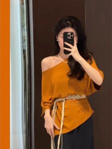 เสื้อยืดแขนสั้นคอตั้งสีส้มสไตล์เกาหลีสำหรับผู้หญิงในช่วงฤดูร้อน แฟชั่นสั้น โชว์ไหล่ ผ้าถัก ทรงหลวม แขนสั้น