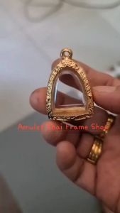 กรอบพระหลวงพ่อเงิน H10 ขนาด 2.0*3.0*1.0 cm. งานหล่อทองเหลืองชุบไมครอน เคลือบแลคเกอร์ไฟฟ้า ไม่ลอกไม่ดำ แถมยางรองกับตะขอห่วง