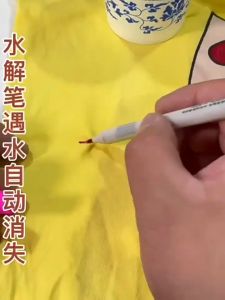 BÚT VẼ VẢI TỰ BAY MÀU.-Hộp 12 cây