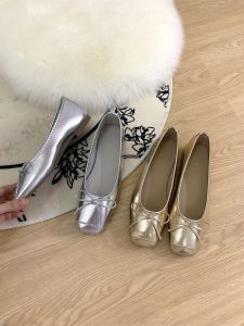 รองเท้าบัลเลต์ส้นแบนหัวเหลี่ยมสีเงินสำหรับผู้หญิง ฤดูใบไม้ผลิและฤดูใบไม้ร่วง รองเท้าแตะผูกโบว์น่ารักสำหรับงานวันเกิดในช่วงฤดูร้อน