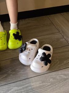 Giày Đi Biển Hoa Cỡ Nhỏ Thể Thao Mẫu Mới Giày Có Lỗ Dép Sục Bít Mũi Cảm Giác Cứt Cho Nữ Đế Dày Tăng Chiều Cao