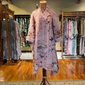 Khalisa Tunik Viscos by Dian Pelangi LIMITED EDITION Blouse Baju Atasan Blus Outfit Casual Formal Kerja Kantor Pesta Kondangan Lebaran Wanita Cantik Anggun Modis Simple Elegan Mewah Model Korea Terbaru Motif Abstrak Jumputan Kekinian
