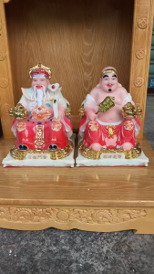 Tượng Thần Tài Thổ Địa Mẫu Ngồi Ghế Bằng Đá Nhập Khẩu Cao Cấp Màu Đỏ 2 Cỡ Cao 22cm Và 24cm.