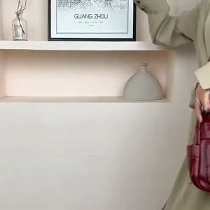 TAS SELEMPANG SEMI KULIT WANITA TAS SELEMPANG GAYA IMPORT PRODUK LOKAL SLING BAG CEWEK KEKINIAN BANYAK RUANG TAS BAHU PEREMPUAN GAYA SEMPURNA
