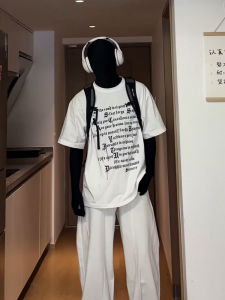 เสื้อยืดคอกลมแขนสั้นทรงหลวมสไตล์อเมริกันสำหรับผู้ชาย สีขาว ทรงหลวม ฤดูร้อน 2025 เสื้อตัวบนที่สวมใส่ได้หลากหลาย