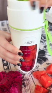 Electrolux เครื่องปั่นแบบพกพา เครื่องคั้นน้ำผลไม้ เครื่องปั่นผลไม้แบบพกพา ชาร์จ USB เครื่องปั่น เครื่องคั้นน้ำผลไม้ไร้สายอเนกประสงค์ดีไซน์กะทัดรัด