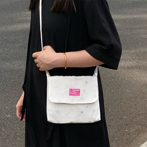 กระเป๋าสะพายข้างผ้าใบขาวแบบสะพายข้างสไตล์เกาหลี กระเป๋าผ้าใบสไตล์วันพีซขนาดเล็กแบบลำลองสำหรับฤดูร้อน