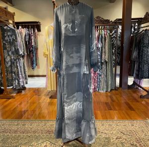 Caroline Dress by Dian Pelangi LIMITED EDITION Busana Muslim Baju Maxi Gamis Kaftan Abaya Gaun Outfit Busui Pesta Pernikahan Kondangan Wanita Hijaber Cantik Anggun Modis Modern Elegan Mewah Model Korea Terbaru Motif Abstrak Kekinian