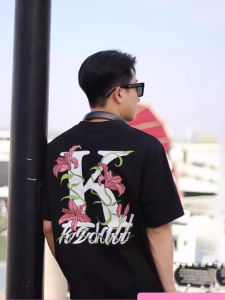 เสื้อยืดแขนสั้นพิมพ์ลายดอกกุหลาบ KZDALL ดีไซน์ดั้งเดิม ทรงหลวม ลำลอง ฤดูร้อน สไตล์อเมริกัน สำหรับผู้ชายและผู้หญิง คู่รัก