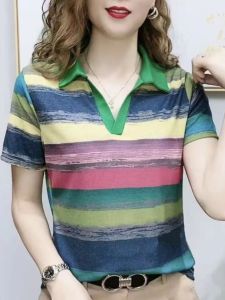 เสื้อยืดแขนสั้นลายทางสีรุ้งแฟชั่นสำหรับผู้หญิง ฤดูร้อน 2025 เสื้อโปโลแขนสั้นแบบสวมหัว ทรงหลวม ผ้าโพลีเอสเตอร์ ปกปิดเนื้อผ้า เสื้อตัวบน