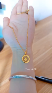 Dây chuyền titan cỏ 4 lá bên trong vòng tròn mạ vàng