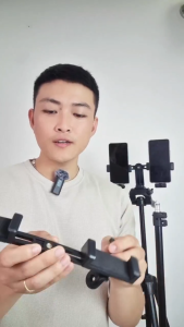 Giá đỡ kẹp hai điện thoại trong một phụ kiện livetream kẹp đôi xoay 360