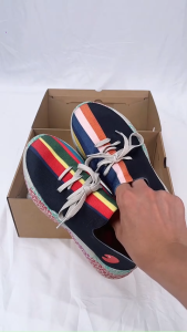 UIN Mijas รองเท้าผ้าใบแฟชั่นของผู้หญิงน้ำหนักเบารองเท้าเดินทางกีฬาพิมพ์ลาย