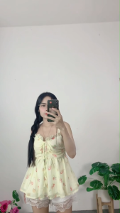 ชุดเซ็ต เสื้อสายเดี่ยวสีเหลืองลายดอกไม้  กางเกงขาสั้นลูกไม้