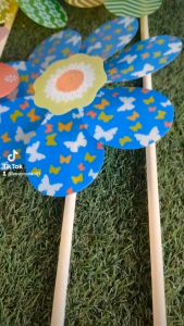 กังหันลม ทำจากพลาสติก หมุนง่าย ใช้ประดับสวน ขนาดใบพัด 24cm ก้านไม้