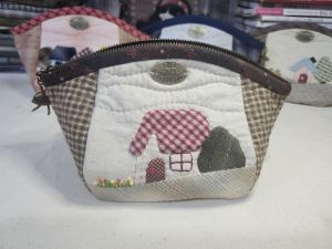 กระเป๋าผ้าทำมือ บ้านชนบทอเมริกัน ขนาด 12×13×22.5 cm โทนสีครีม-น้ำตาลเข้ม ใส่เครื่องสำอางค์ ใส่ของจุกจิก