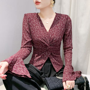 YIMEI Design sense V-neck retro irregular T-shirt for women in autumn 2024 slim fit beautiful leopard print base flared sleeves split top