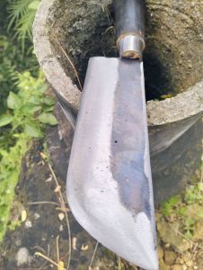 pisau cacah tulang sapi kambing dan ayam bahan full baja pir truk original asli buatan pande tradisional Madura disepuh memakai media air dan dijamin ketajamannya