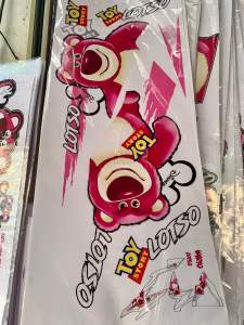 Bộ tem gấu Dâu Hồng dán xe Vario Lotso hàng nhập Thái Lan thiết kế chất lượng cao dành trang trí riêng cho dòng xe này mỗi bộ gồm 2 mặt tem in lụa màu sắc rất đẹp và bền giá bán cực tốt bán lẻ như bán sỉ