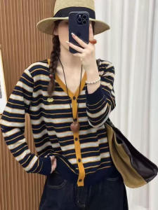 เสื้อคาร์ดิแกนถักคอตั้งลายทางสไตล์ฝรั่งเศสสำหรับผู้หญิง 2025 ฤดูใบไม้ร่วง แขนยาว ปกติ นุ่ม คอกลม หลวมๆ ลำลอง เสื้อชั้นในสุดเก๋