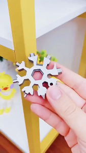 ZUOGUAN ประแจหิมะ ไขควงพวงกุญแจหิมะ 18IN1 ประแจอเนกประสงค์แบบพกพา Pocket screwdriver snow key เหมาะสำหรับติดตัว ใช้ในกรณีฉุกเฉิน