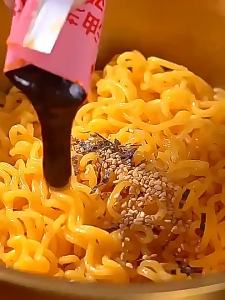 Creamy Chicken Flavor Instant Noodles Spicy And Elastic