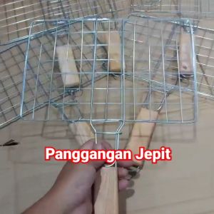 Panggangan Ikan Model Japit Bahan Kawat Stainless Gagang Kayu