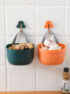 กล่องเก็บของแขวนผนังในครัวสำหรับเก็บกระเทียม กระชาย พริก กระป๋อง ชั้นวางของในห้องน้ำ กล่องเก็บของแบบถัง