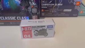 Mô hình xe moto Tomica No.04 Honda CBR1000RR - Tỉ lệ 1/32 Takara Tomy Chính Hãng