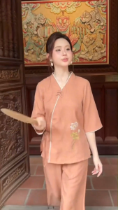 Pháp Phục Đi Chùɑ Chất Đũi Thêu Hình Hoa Sen Màu Sắc Nhẹ Nhàng Thanh Lịch Nhưng Không Kém Phần Sang Trọng. Bộ Lam Đi Chùɑ Pháp Phục