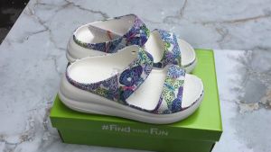 CROC.S - [model 2023] Dép lê Crush họa tiết bướm đế cao 6cm cho nữ PB212 Dép Nhựa Crocs Model 2023 Dép Lê Bướm Size Eu 35-40 - Lazada