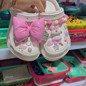 13ชิ้น/เซ็ต Crocs Jibbitz สวยงามเท่3D สีชมพูหัวเข็มขัดคริสตัลเพชรหัวใจถอดรองเท้า