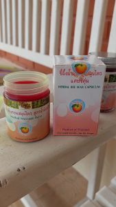 ขี้ผึ้งน้ำมันหอมสมุนไพรแคปซิคุ่ม HERBAL BEE WAX CAPSICUM  มีส่วนผสมของสมุนไพร น้ำมันไพล  น้ำมันพริก น้ำมันเขียว น้ำมันอบเชย น้ำมันกานพลู เมทอล