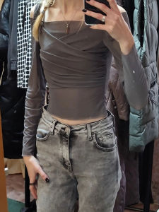 เสื้อครอปแขนยาวเปิดไหล่ผู้หญิง คอวีเฉียง ผ้าตาข่ายเข้ารูป สไตล์ Y2K สตรีทแวร์ พร้อมสายรัด