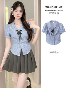 เสื้อเชิ้ตแขนสั้นทรงเข้ารูปสไตล์วิทยาลัยสีฟ้าลายทางสำหรับผู้หญิงในช่วงฤดูร้อน เสื้อเชิ้ต JK ทรงเข้ารูปเอวสั้น