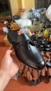 Giày Sục Nam da đen nhám trang trí tết nơ chuôgn bắt mắtSục nam sang chảnh thời trang phong cách