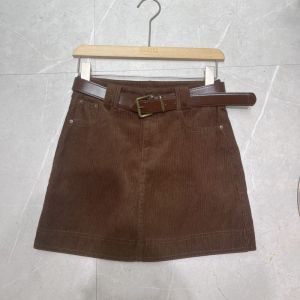 กระโปรงสั้นผ้าคอร์ดูรอยสีคาเฟ่เอวสูง กระโปรงทรงเอดี้สำหรับผู้หญิง สไตล์สตรีท ฤดูใบไม้ร่วง 2024 กระโปรงทรงเอดี้ทรงเอ