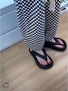 สไตล์มินิมอล น้ำหนักเบา รองเท้าหูหนีบสีสดใส แมทช์ง่ายได้ทุกลุค ใส่เสริมส้นสำหรับสาวตัวเล็ก