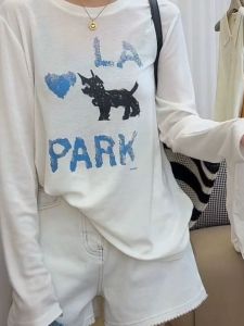 เสื้อยืดแขนยาวสีขาวลายสุนัขตัวเล็ก ทรงหลวม ทรงปกติ สำหรับผู้หญิง ฤดูร้อน 2025 แฟชั่นใหม่ เสื้อตัวบนสุดหรูหรา