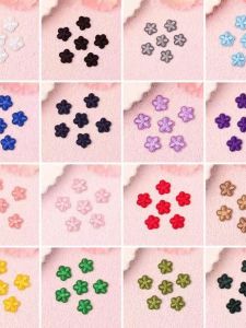 ติดผ้าปะติดรูเสื้อผ้า กางเกง หมอนบุขนแกะ ตกแต่งด้วยการปักลายดอกไม้ขนาดเล็ก ติดผ้าปะติดแบบ�อกตัวเอง วัสดุอื่นๆ