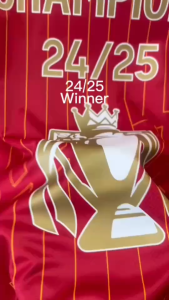 เสื้อแชมป์ ฉลองแชมป์พรีเมีย ร ลีก ปี 2025 สมัยที่ 20 เสื้อ ลิ- เวอ ( Version FAN ) ** สินค้าถ่ายจากเสื้อจริง งานดีรับประกันคุณภาพ พร้อมส่ง จัดส่งไว