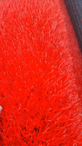 (ยกม้วนสุดคุ้ม) หญ้าเทียมสีแดง หญ้าเทียมสี ขนหญ้ายาว 3 cm. ขนแน่นหนา ทน เคลือบกันUV ขนาด 2x25ม.
