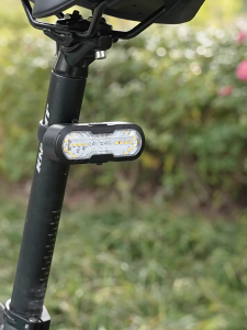 AOJN ไฟเลี้ยวจักรยานรีโมทไร้สายไฟขี่กลางคืนพร้อมแตร