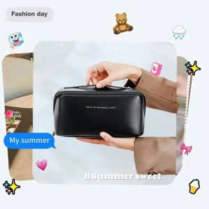 QDshop ใหม่ล่าสุด กระเป๋าถือแฟชั่นสำหรับสาวๆ เป็นงานซิปเปิด มีหลายช่อง จัดระเบียบเครื่องสำอาง กางออกคือแต่งหน้าได้เลย  ซื้อเถอะ โคตรคุ้ม