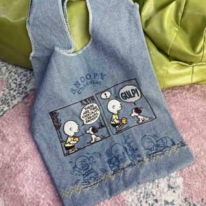 กระเป๋าสะพายไหล่ลายการ์ตูนสุนัข Snoopy ปักลายเดนิม สไตล์ญี่ปุ่น น่ารัก กระเป๋าถือขนาดใหญ่สำหรับใส่ของประจำวัน