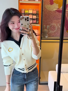 🔥[C468] Áo len nữ Montoghi dệt kim CỔ V THỦY THỦ cài nút PHỐI VIỀN LOGO tay dài - Kholenqc