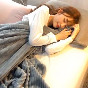 Microfiber Milk Fleece Cotton Blanket: The Perfect Gift for Queen, King & Super King Sizes