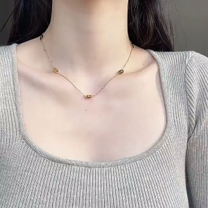 สร้อยคอดีไซน์ใหม่ สีเงินเเละสีทอง ติดเเบบตะขอปรับสั้นยาวได้ ไม่ลอกไม่ดำ